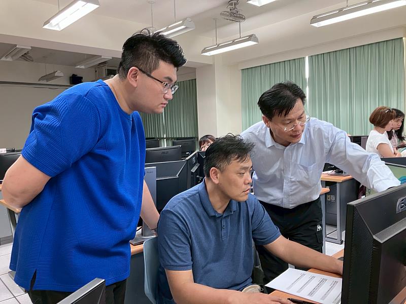 蔡易樺老師於課堂中進行實務教學,引導學生精進MOS PowerPoint操作技巧。