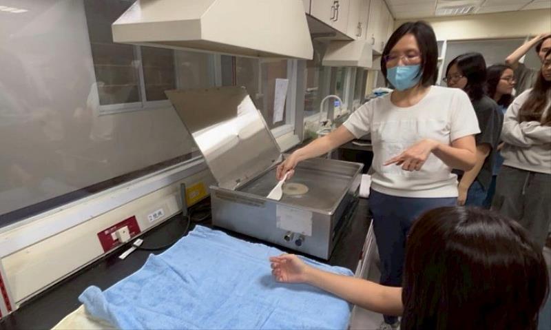 陳惠媚副教授指導學生副木製作。