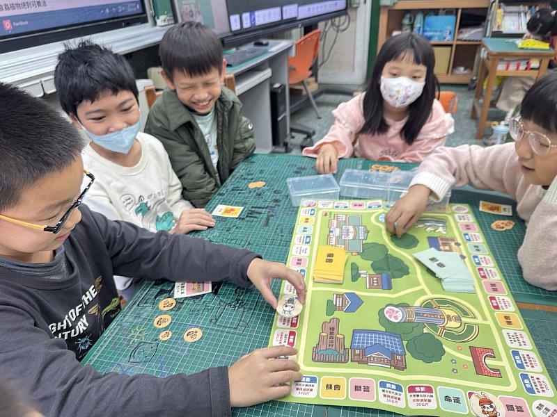 「淨零旅遊來我嘉」文宣教材結合大富翁遊戲玩法。