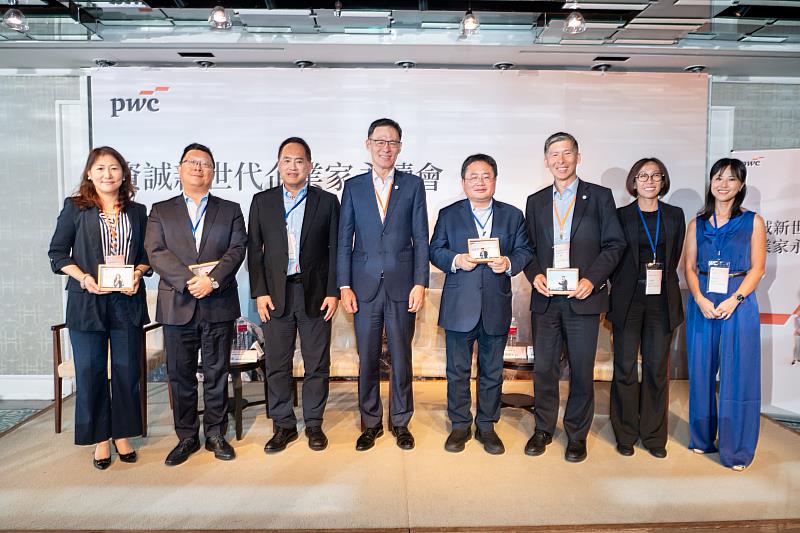 左起:普華國際財務顧問公司執行董事周容羽、中國信託銀行泰國子行LH Bank個人金融策略績效處副總經理謝煜鴻、中國信託銀行國際個金事業總處資深副總經理劉建虹、資誠聯合會計師事務所所長暨策略合作事業執行長徐聖忠、資深媒體人矢板明夫、PwC Taiwan市場長林一帆、隴華電子總經理王雅萱、天瑞企業行銷經理陳亭君。