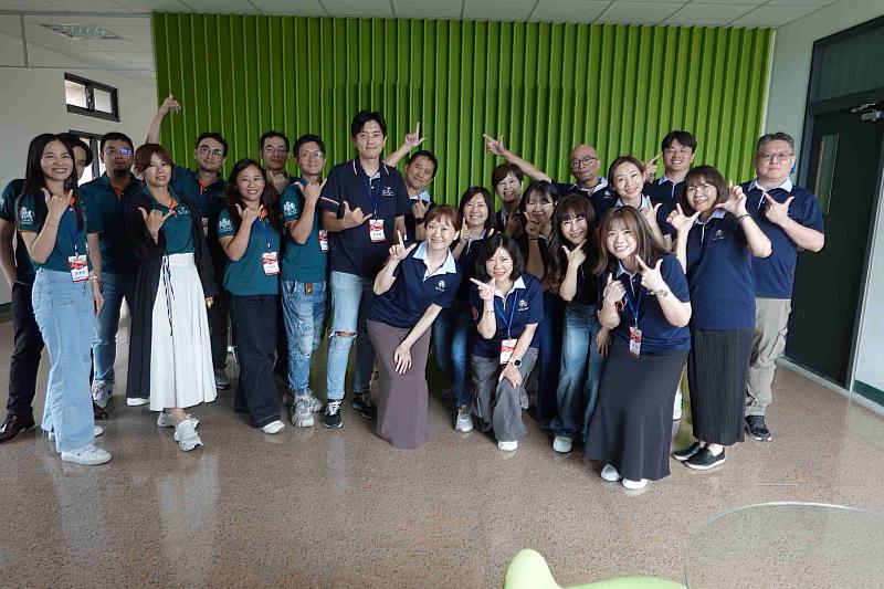 成功大學EMBA116級117級學員合影。