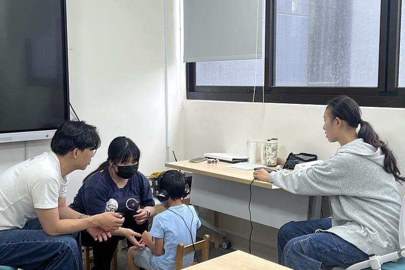 雅文兒童聽語文教基金會專業聽力師暨亞大聽語系兼任教師張晏銘老師(左1)現場指導學生,提升兒童聽力服務實務能力。