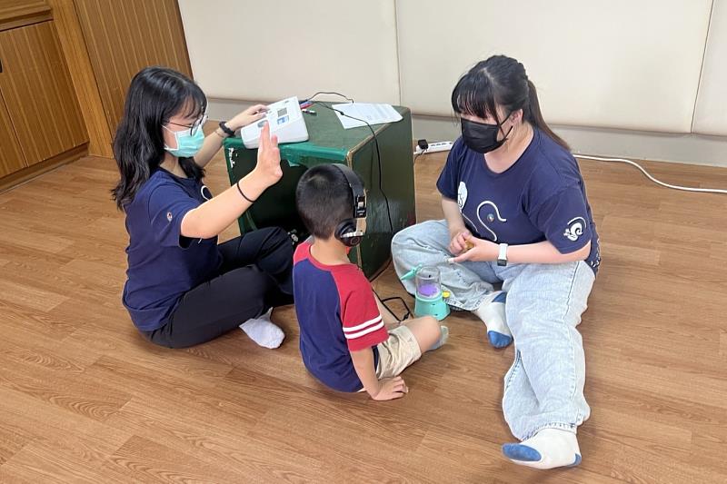 學生運用遊戲化活動,協助兒童認識聽力檢查流程。