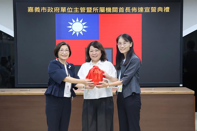 嘉市府副秘書長洪彩燕（左）、財稅局長何季嬬（右）交接印信。