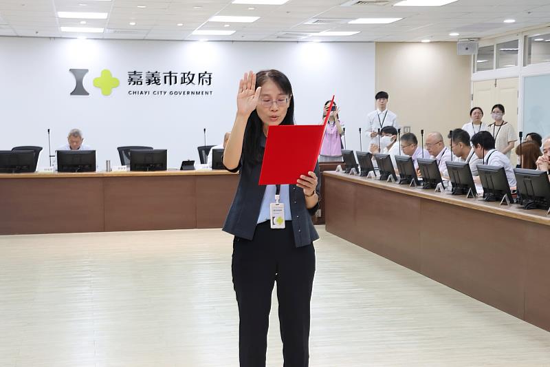 新任財政稅務局局長何季嬬宣誓。