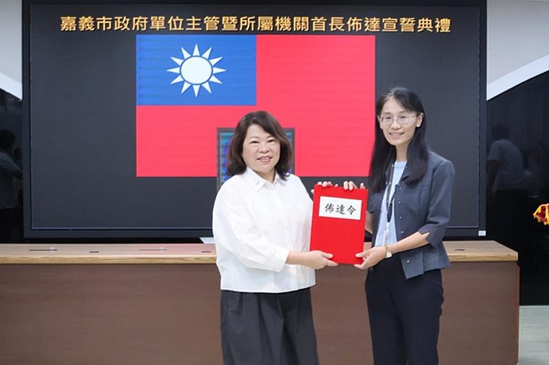 新任財政稅務局局長何季嬬(右)。