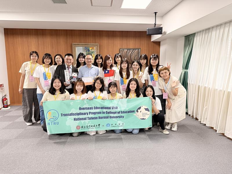 與鹿兒島大學教育學院院長合影。