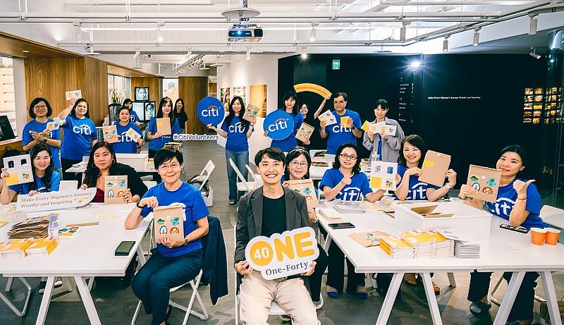 第21屆「花旗全球義工日」花旗招募同仁擔任One-Forty的移工教材整理志工。