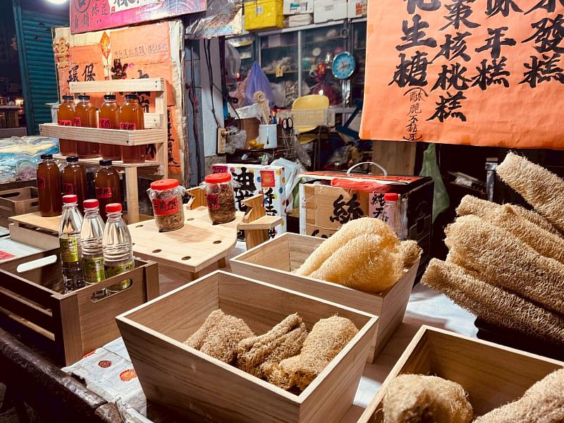 空設系師生團隊設計木作展示架與木質收納盒，讓商品分類更清楚。