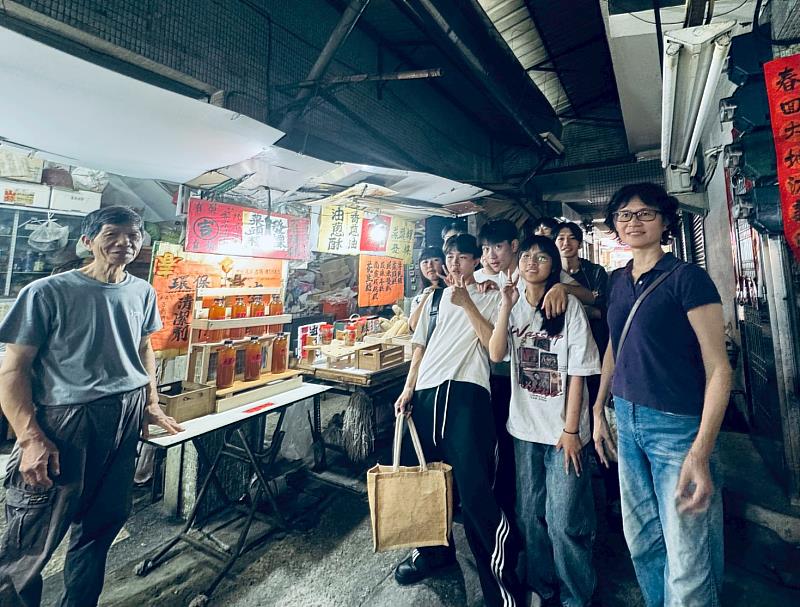 空設系為高雄五福市場無名雜貨鋪進行攤位改造，師生與店主合影。