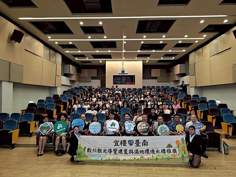 崑大「宜棲臺南」USR辦理「遊程海報創作競賽」及「旅遊短影音創作競賽」，全體師生於頒獎典禮合影。