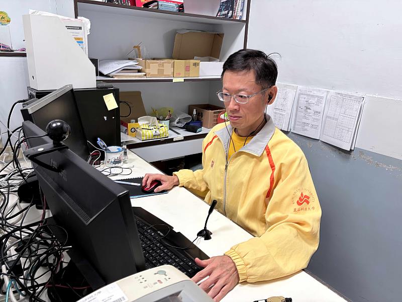 崑山科大連19年獲教育部認證,陳哲斐老師透過數位學習課程與學生互動。