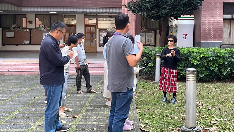南華大學開辦環教人員訓練班,學員分組至戶外進行場域生態觀察記錄與建築的組成。