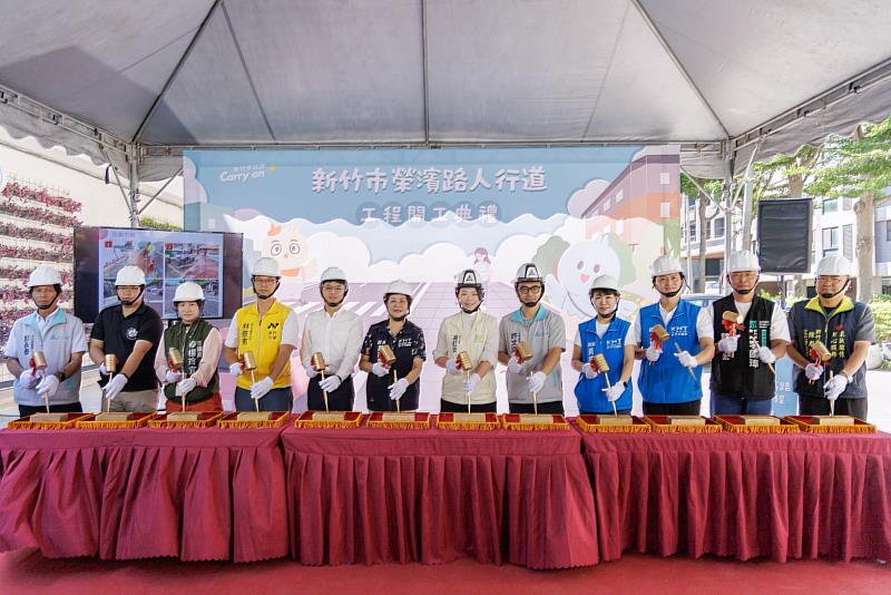 市長高虹安與貴賓進行敲磚儀式。