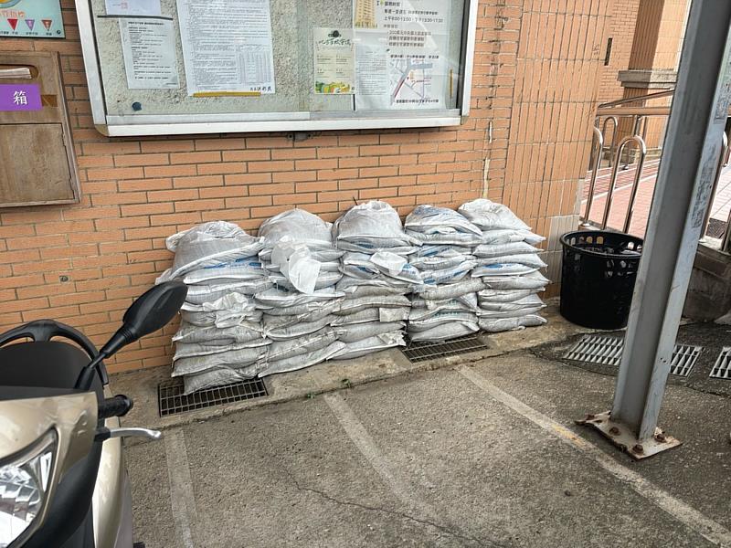 嘉義市府已陸續將沙包運送至暫置地供給民眾取用。