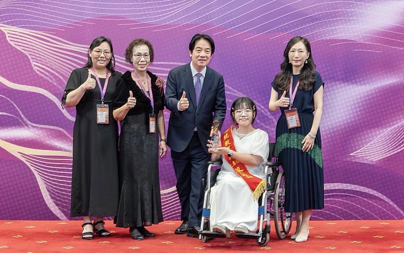 推薦人、臺師大美術系主任孫翼華（右1）、蔡詠昕（右2）與媽媽（左1）、阿嬤（左2）一起在頒獎臺與賴清德總統（左3）合影。