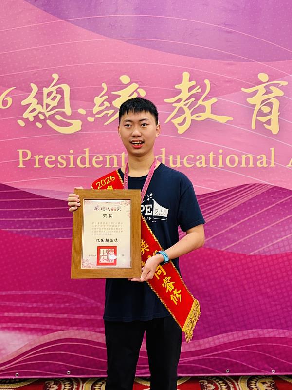 特教系何睿修以堅韌不拔的生命故事獲得肯定。