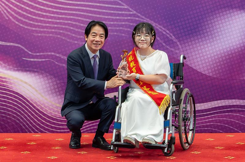 賴清德總統頒發總統教育獎獎座予臺師大美術學系學生蔡詠昕。