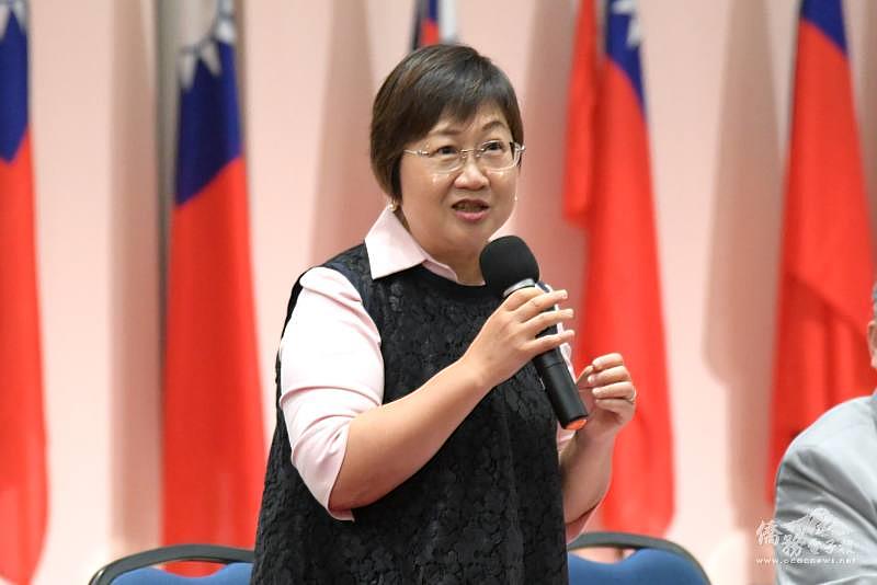 僑務委員會委員長徐佳青主持座談會。