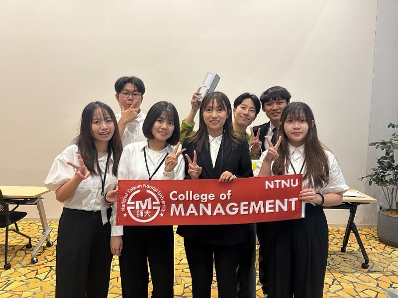 管理學院學生與大阪公立大學博士生合影留念，促進臺日學術交流與跨文化互動。