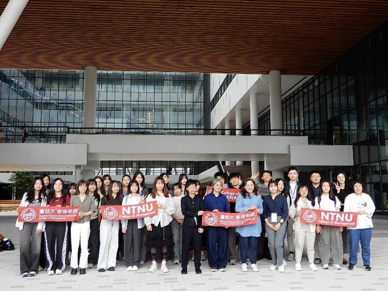 管理學院師生於大阪公立大學森之宮校區合影留念，展開大阪暑期海外研修，促進臺日學術交流與跨文化學習。