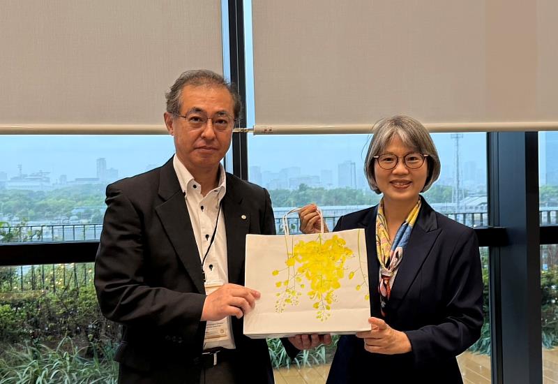 管理學院林舒柔副院長（右）代表致贈紀念禮品予大阪公立大學副校長重松孝昌先生（左），感謝其分享專業知識與協助本次海外研修課程。