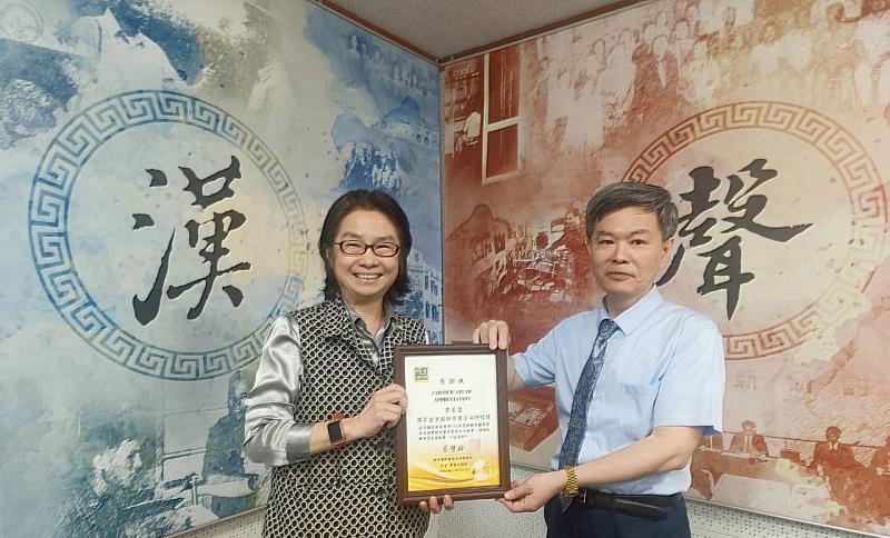 群景國際商務法律事務所所長蔡慧玲律師（左）頒贈廣播專訪感謝狀予羅昇企業總經理李長堅（右）。