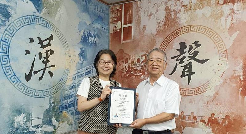 台灣尤努斯基金會董事長蔡慧玲（左）頒贈廣播專訪感謝狀予潔之方集團董事長黃昭贊（右）。