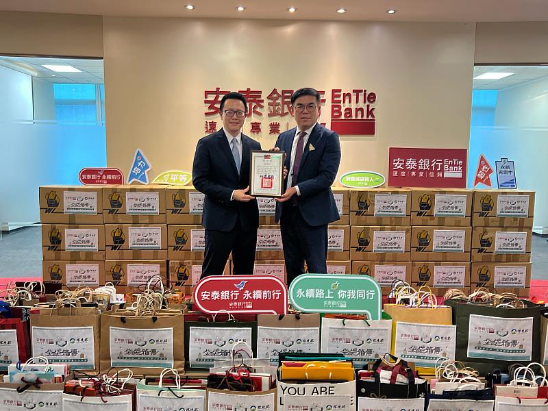 安泰銀行支持環境部「袋袋箱傳」二手袋循環減塑計畫，由環境部部長彭啓明（右）頒發感謝狀予安泰銀行總經理徐世偉。