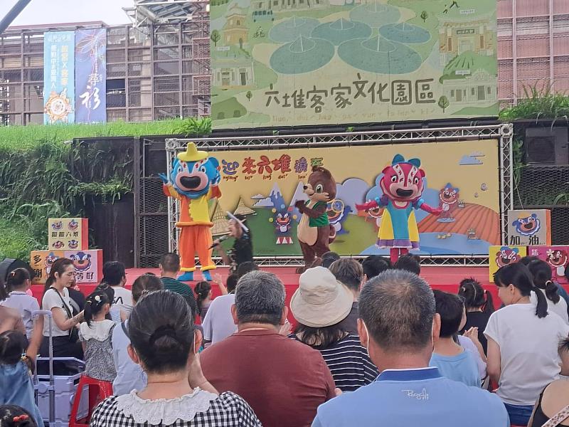 六堆客家文化園區「HAKKA歡樂派對」大獅兄家族人偶帶動唱跳與互動秀。
