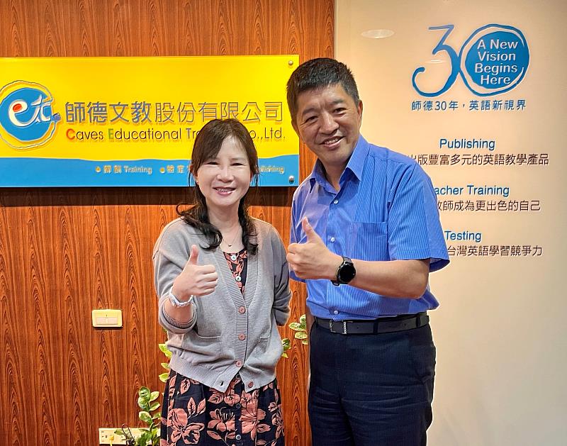 康軒文教總經理黃輝鐘(右)與師德文教總經理邱靖媛(左)。