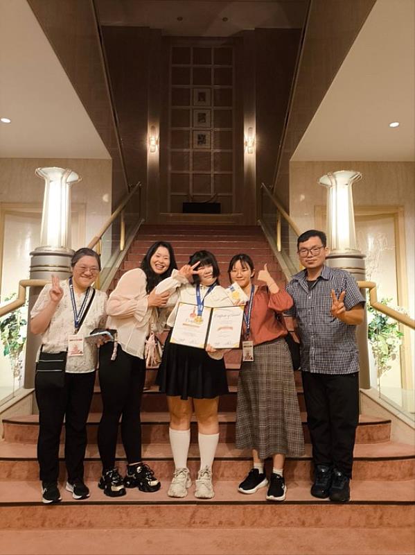 元培企管系指導老師張盈盈(左1)、魏季宏(右1)與本校獲獎學生代表鄧宇容(中)及跨校團隊成員合影。