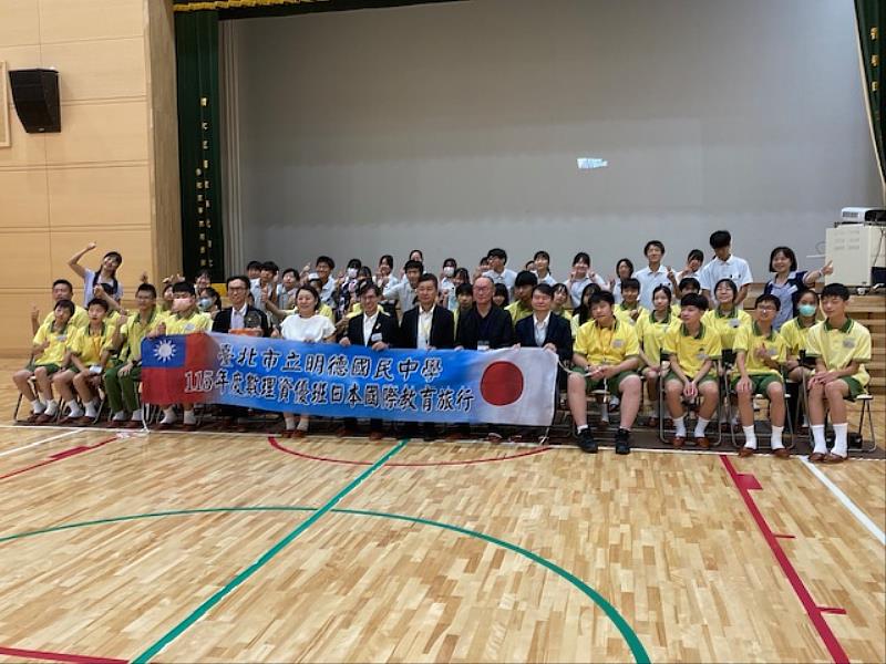 明德國中教育旅行團一行與香春思永館中學師生合影。