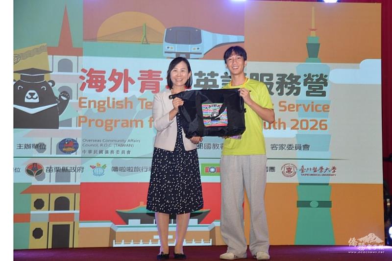 僑委會榮主任秘書幼娥致贈紀念品予志工代表金山灣區黃獻邦。
