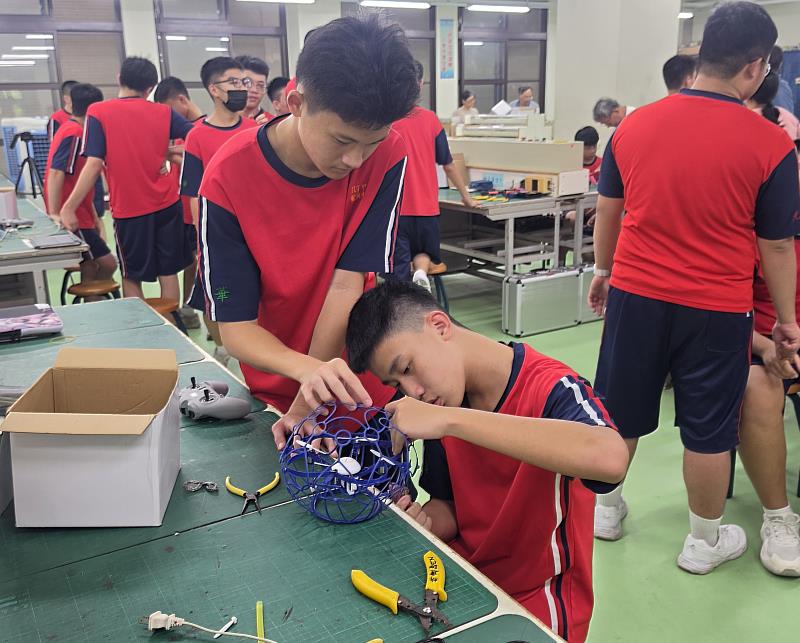光華同學維修無人機情形