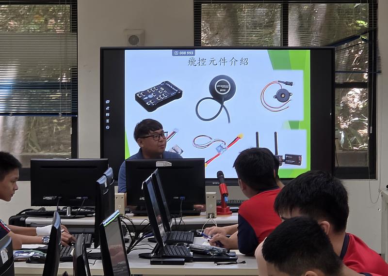 方耀輝老師無人機維修上課情形