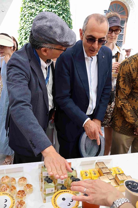 我駐WTO代表團黃昭元大使與瑞士大使Erwin BOLLINGER合影