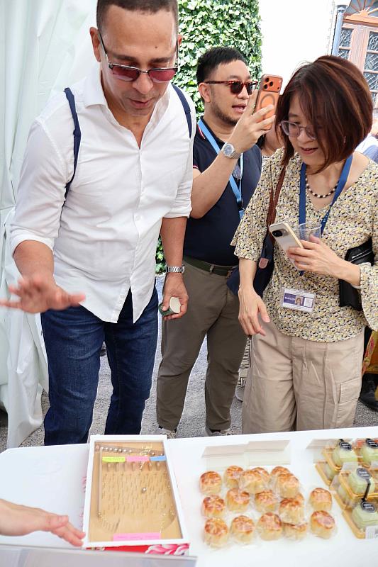 我駐WTO代表團陳公使瓊玉與貝里斯大使Harold YOUNG合影