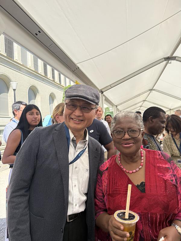 我駐WTO代表團黃昭元大使與WTO秘書長Ngozi OKONJO-IWEALA合影
