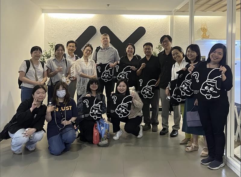 培訓團成員與蒙庫國王科技大學 School of Libral Arts 的團隊合照。
