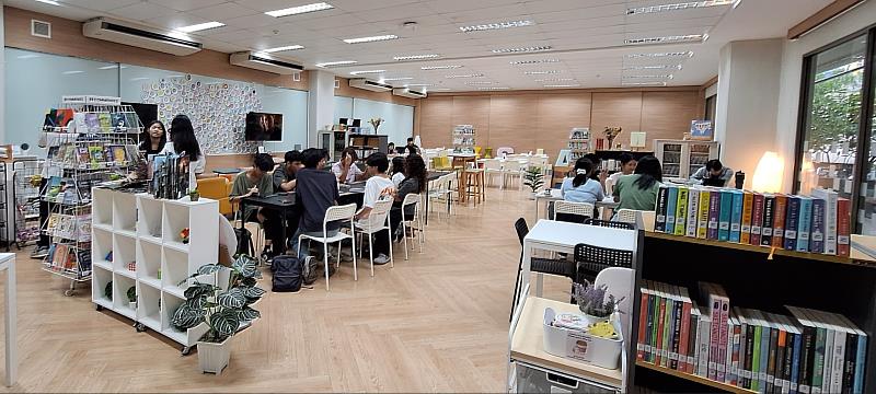 蒙庫國王科技大學 School of Libral Arts 營造自由、多元的的學習空間(GCDC)，並提供多樣化的語言學習資源，供學生辦理活動，在課程外練習語言技能。