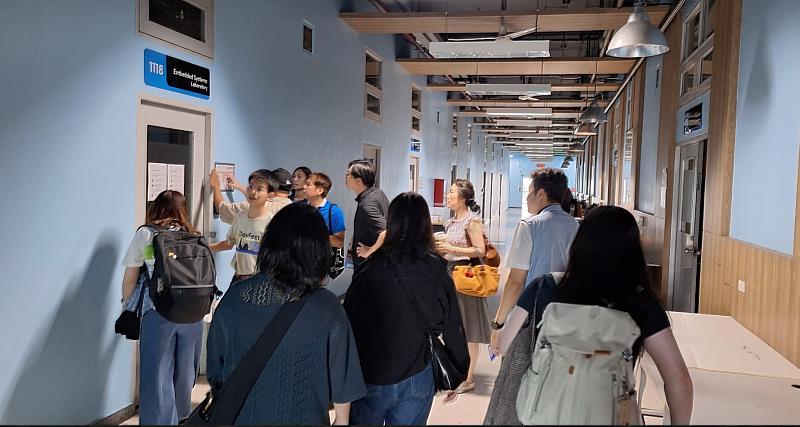 培訓團成員在蒙庫國王科技大學 School of Computer Science 參觀授課教室與研究室。