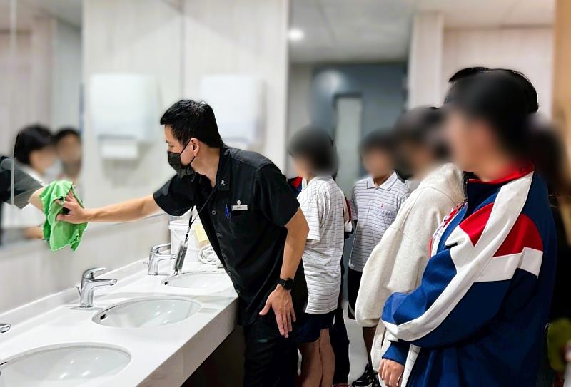 北分署辦理「身心障礙者職業探索體驗計畫」透過房務實作體驗，學習飯店客房及浴室清潔整理技巧。
