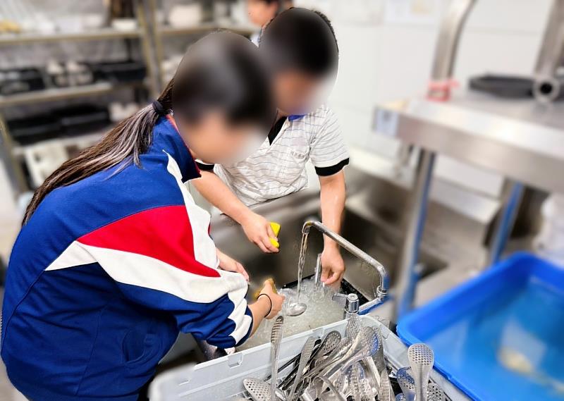 北分署辦理「身心障礙者職業探索體驗計畫」，安排學生進行職場體驗，實際操作餐廚設備清潔餐具。