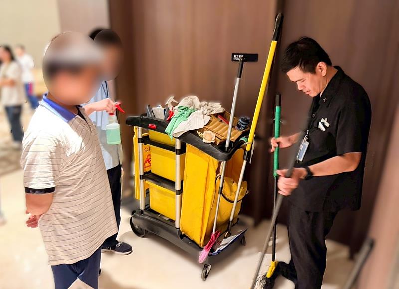 北分署辦理「身心障礙者職業探索體驗計畫」進行公共區域清潔實作體驗。