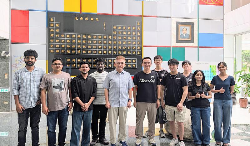 化學學系十分國際化，有來自香港、印度、美國、巴基斯坦國籍的學生。（圖／淡江大學提供）
