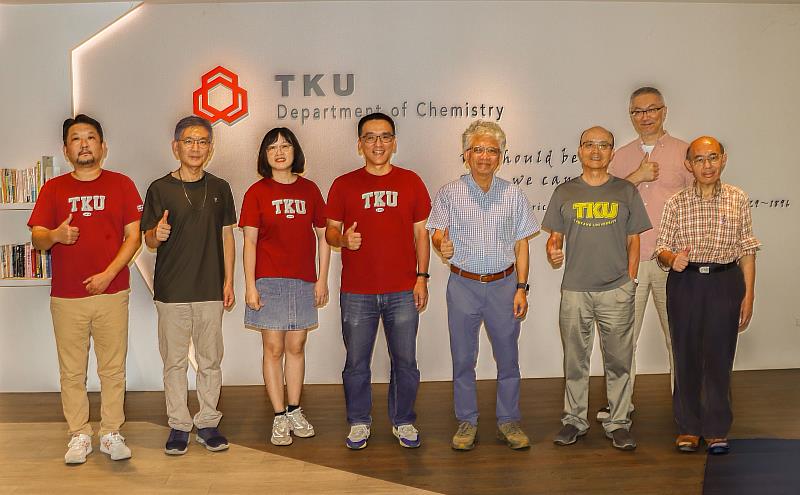 化學系教授群學術研究成果受矚,美國新聞與世界報導「前 1%高引用論文率」指標排名全球第1。(圖/淡江大學提供)