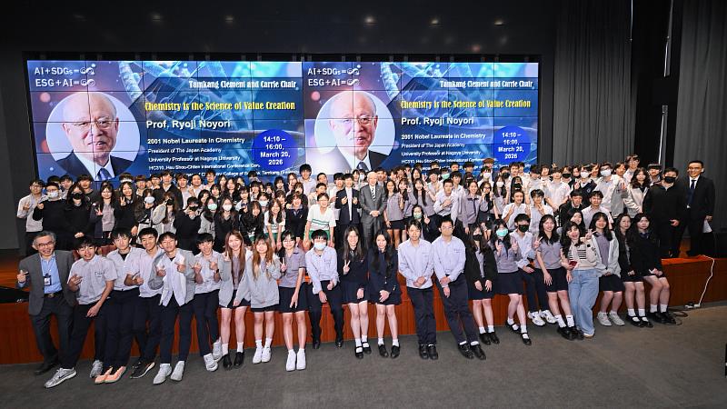 熊貓講座邀諾貝爾化學獎得主野依良治來臺演說，講座後與高中生合影。（圖／淡江大學提供）
