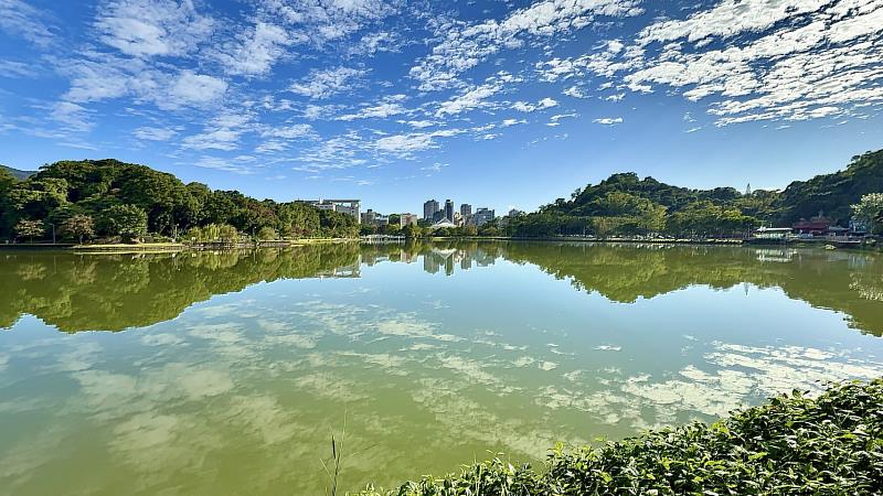信義房屋專案經理張哲瑋表示,內湖區碧湖一帶不僅具景觀,交通與生活機能兼具,一直是內科族尋屋的熱門地點之一。