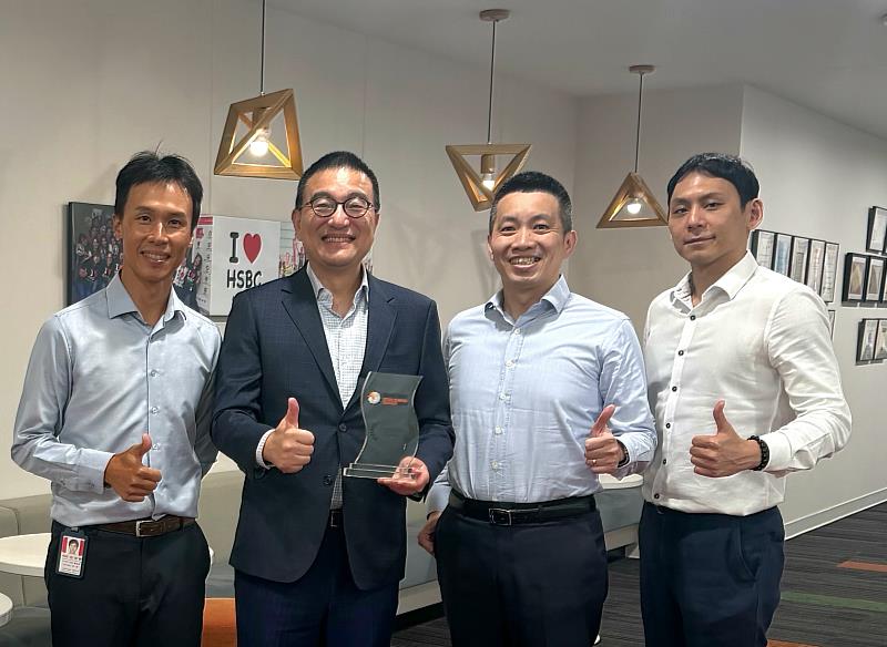 滙豐銀行蟬聯「台灣年度最佳國際零售銀行」。 滙豐(台灣)商業銀行國際財富管理暨卓越理財事業處負責人胡醒賢(左二)及滙豐(台灣)商業銀行國際財富管理暨卓越理財事業處消費金融管理部負責人黃至弘(右二)與團隊合影。